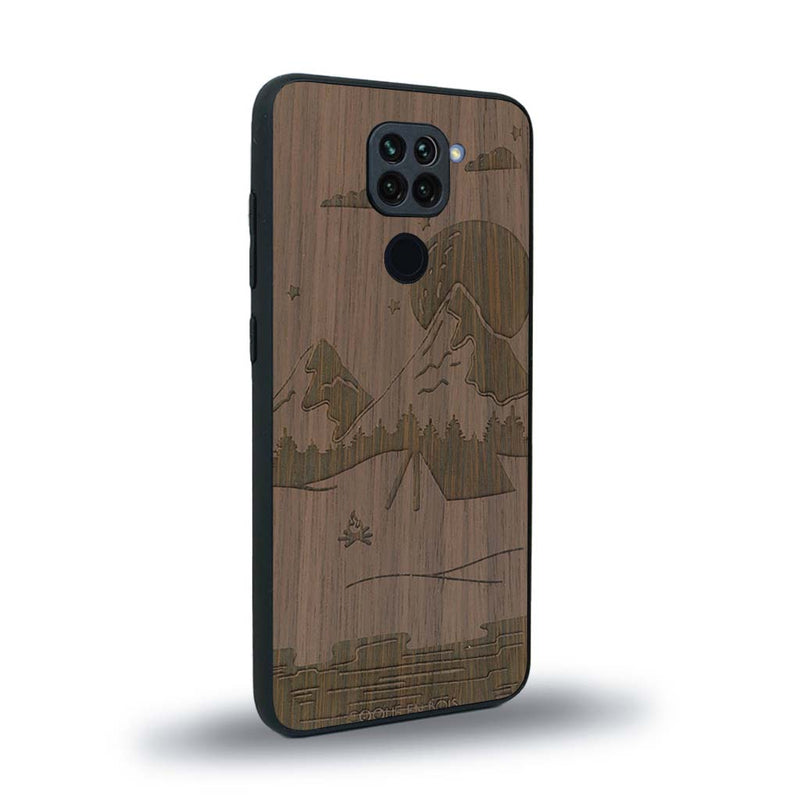 Coque de protection en bois véritable fabriquée en France pour Xiaomi Redmi Note 9 sur le thème du camping en pleine nature représentant une tente avec un feu de camp entouré de montagnes