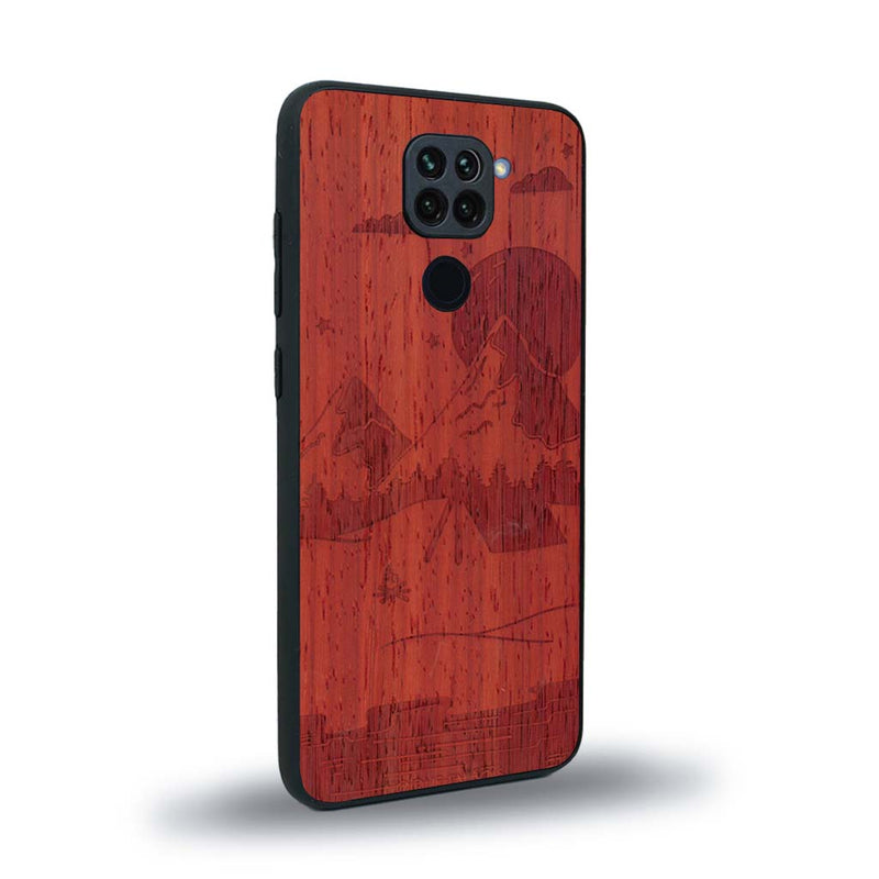 Coque de protection en bois véritable fabriquée en France pour Xiaomi Redmi Note 9 sur le thème du camping en pleine nature représentant une tente avec un feu de camp entouré de montagnes