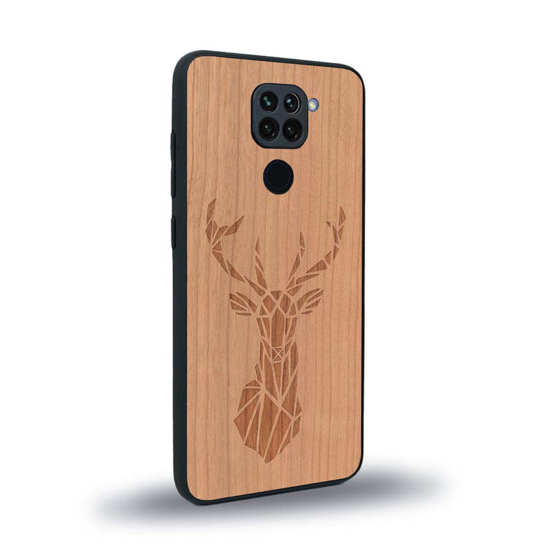 Coque de protection en bois véritable fabriquée en France pour Xiaomi Redmi Note 9 sur le thème de la nature et des animaux représentant une tête de cerf gométrique avec un design moderne et minimaliste