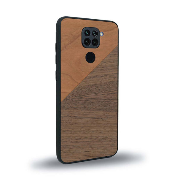 Coque de protection en bois véritable fabriquée en France pour Xiaomi Redmi Note 9 alliant du merisier et du noyer formant chacun un triangle avec une jointure en diagonale sur le thème de l'art abstrait