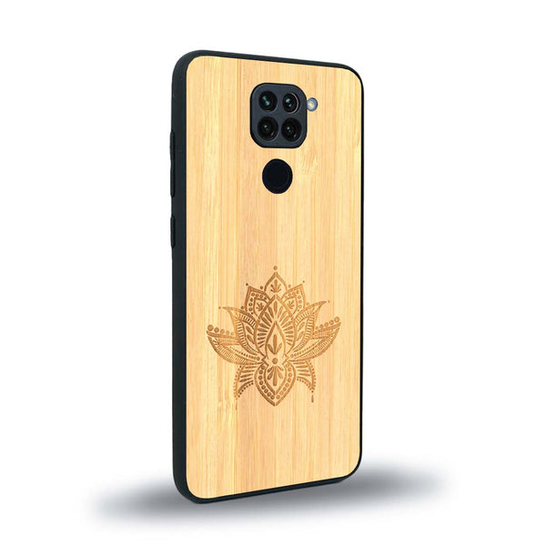 Coque de protection en bois véritable fabriquée en France pour Xiaomi Redmi Note 9 sur le thème de la nature et du yoga avec une gravure zen représentant une fleur de lotus