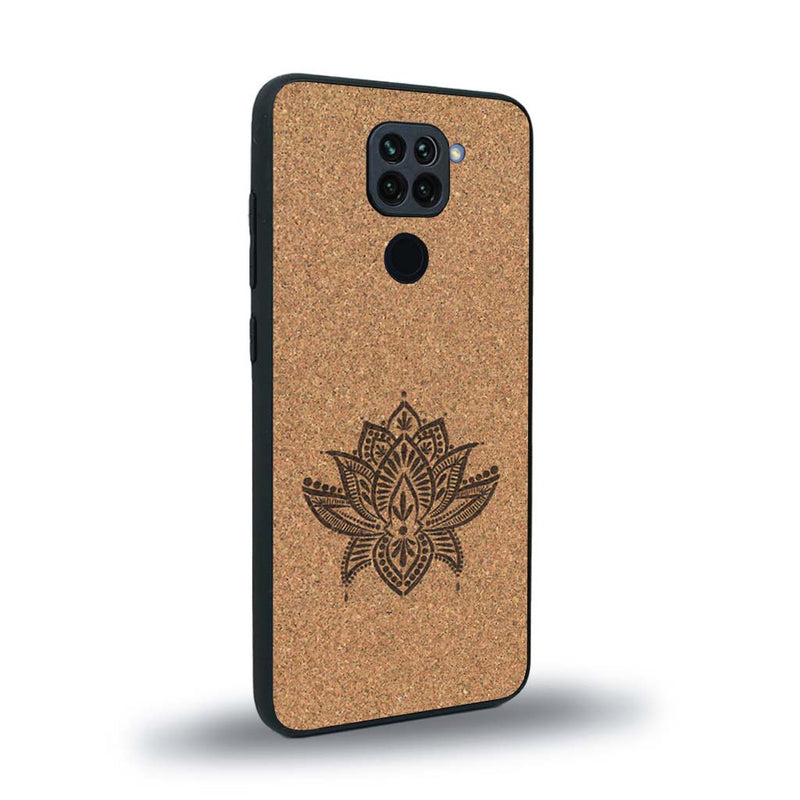 Coque de protection en bois véritable fabriquée en France pour Xiaomi Redmi Note 9 sur le thème de la nature et du yoga avec une gravure zen représentant une fleur de lotus
