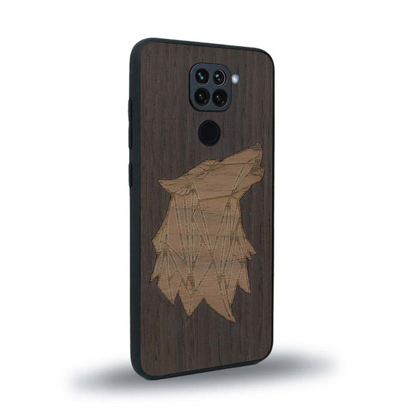 Coque de protection en bois véritable fabriquée en France pour Xiaomi Redmi Note 9 alliant du chêne fumé et du noyer représentant une tête de loup géométrique de profil sur le thème des animaux et de la nature