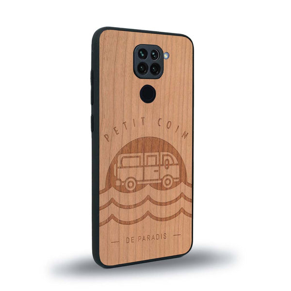 Coque de protection en bois véritable fabriquée en France pour Xiaomi Redmi Note 9 sur le thème des voyages en vans, vanlife et chill avec une gravure représentant un van vw combi devant le soleil couchant sur une plage avec des vagues