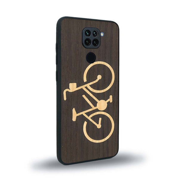 Coque de protection en bois véritable fabriquée en France pour Xiaomi Redmi Note 9 sur le theme du vélo et de l'outdoor qui allie du bambou et du chêne fumé représentant un vélo