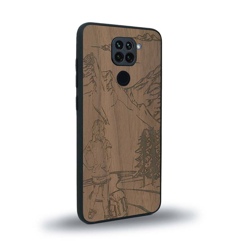 Coque de protection en bois véritable fabriquée en France pour Xiaomi Redmi Note 9 sur le thème de la randonnée en montagne et de l'aventure avec une gravure représentant une femme de dos face à un paysage de nature