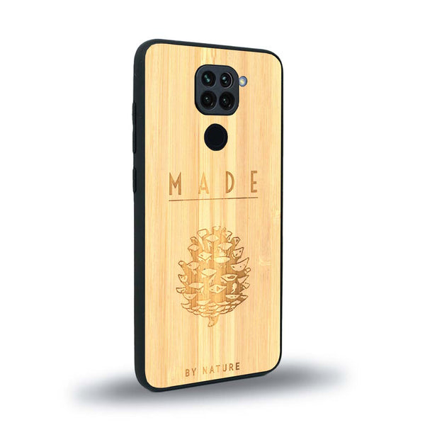 Coque de protection en bois véritable fabriquée en France pour Xiaomi Redmi Note 9 sur le thème de la nature et des arbres avec une gravure représentant une pomme de pin et la phrase "made by nature"