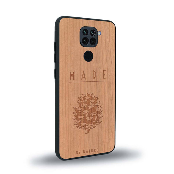 Coque de protection en bois véritable fabriquée en France pour Xiaomi Redmi Note 9 sur le thème de la nature et des arbres avec une gravure représentant une pomme de pin et la phrase "made by nature"