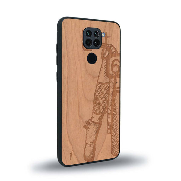 Coque de protection en bois véritable fabriquée en France pour Xiaomi Redmi Note 9 représentant une vue de face d'une femme sur une moto vintage dessinée à la main par l'artiste Maud Dabs