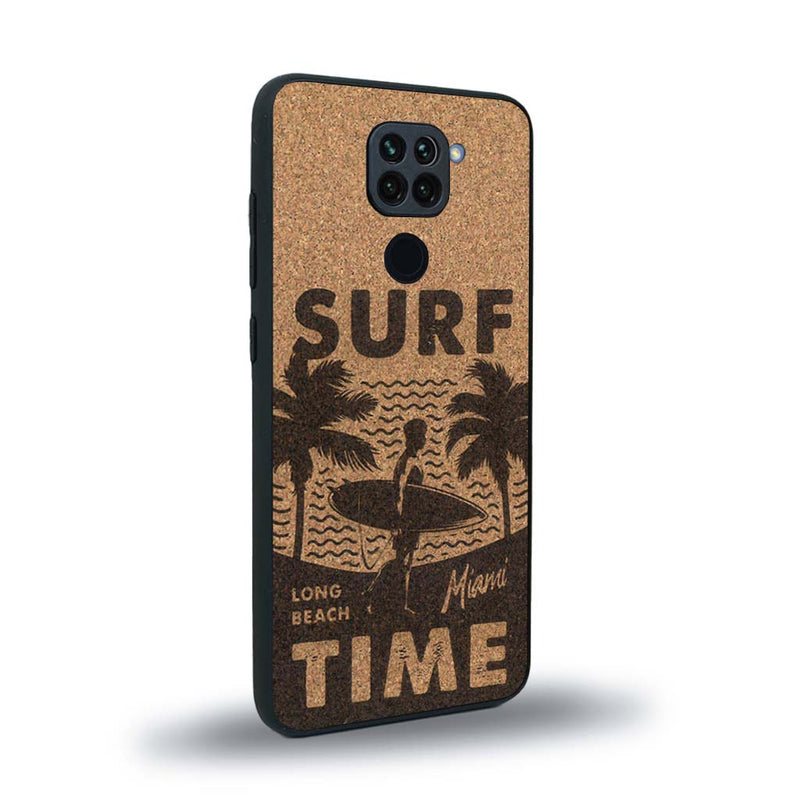 Coque de protection en bois véritable fabriquée en France pour Xiaomi Redmi Note 9 sur le thème chill avec un motif représentant une silouhette tenant une planche de surf sur une plage entouré de palmiers et les mots "Surf Time Long Beach Miami"