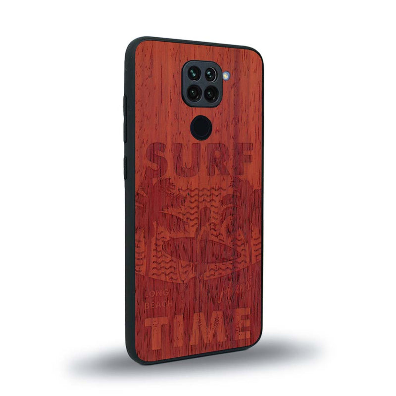 Coque de protection en bois véritable fabriquée en France pour Xiaomi Redmi Note 9 sur le thème chill avec un motif représentant une silouhette tenant une planche de surf sur une plage entouré de palmiers et les mots "Surf Time Long Beach Miami"