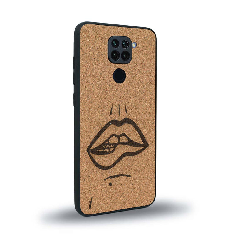 Coque de protection en bois véritable fabriquée en France pour Xiaomi Redmi Note 9 représentant de manière minimaliste une bouche de féminine se mordant le coin de la lèvre de manière sensuelle dessinée à la main par l'artiste Maud Dabs