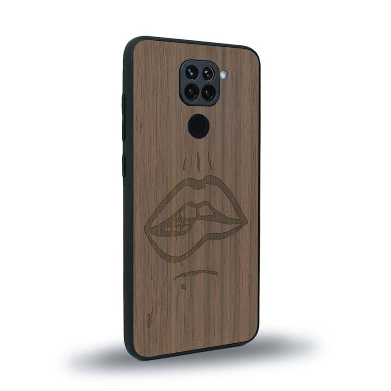 Coque de protection en bois véritable fabriquée en France pour Xiaomi Redmi Note 9 représentant de manière minimaliste une bouche de féminine se mordant le coin de la lèvre de manière sensuelle dessinée à la main par l'artiste Maud Dabs