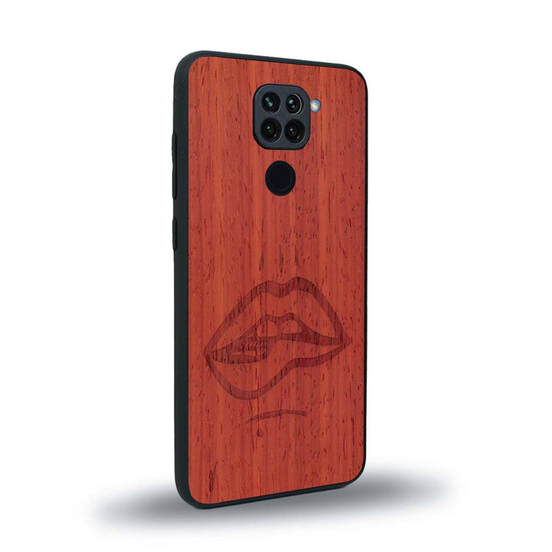 Coque de protection en bois véritable fabriquée en France pour Xiaomi Redmi Note 9 représentant de manière minimaliste une bouche de féminine se mordant le coin de la lèvre de manière sensuelle dessinée à la main par l'artiste Maud Dabs