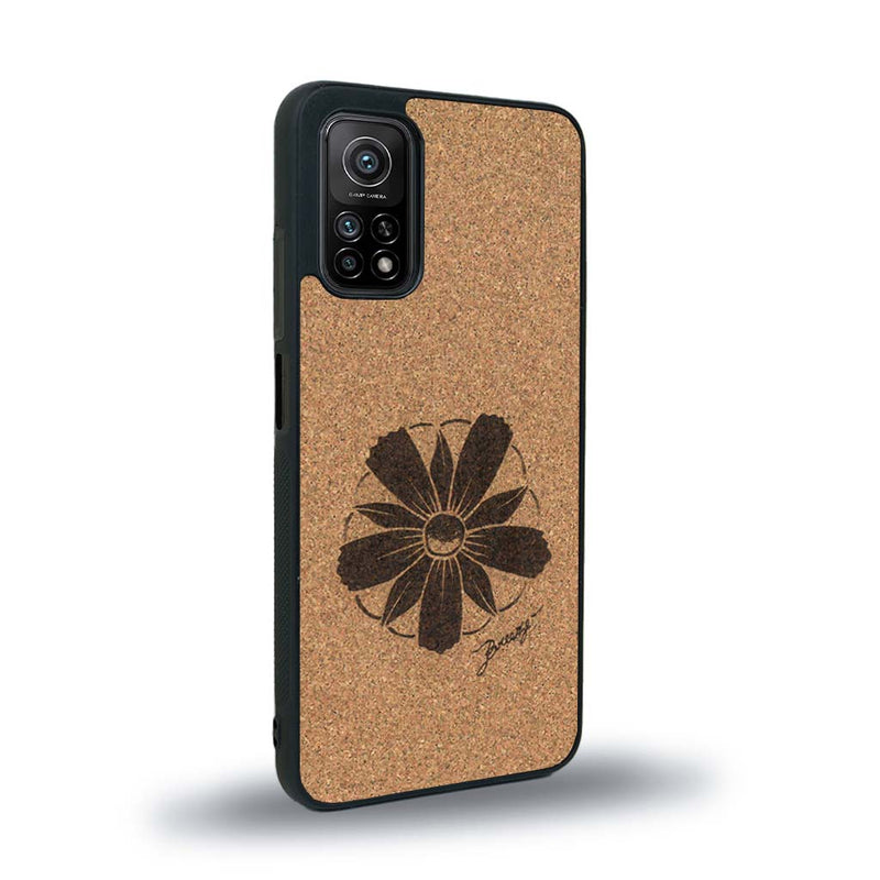 Coque de protection en bois véritable fabriquée en France pour Xiaomi Redmi Note 9T sur le thème des fleurs et de la montagne avec un motif de gravure représentant les pétales d'une fleur des montagnes
