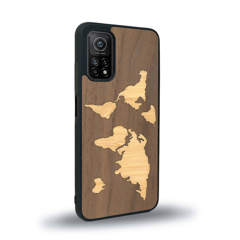 Coque de protection en bois véritable fabriquée en France pour Xiaomi Redmi Note 9T alliant du bambou et du noyer sur le thème du voyage et de l'aventure représentant une mappemonde