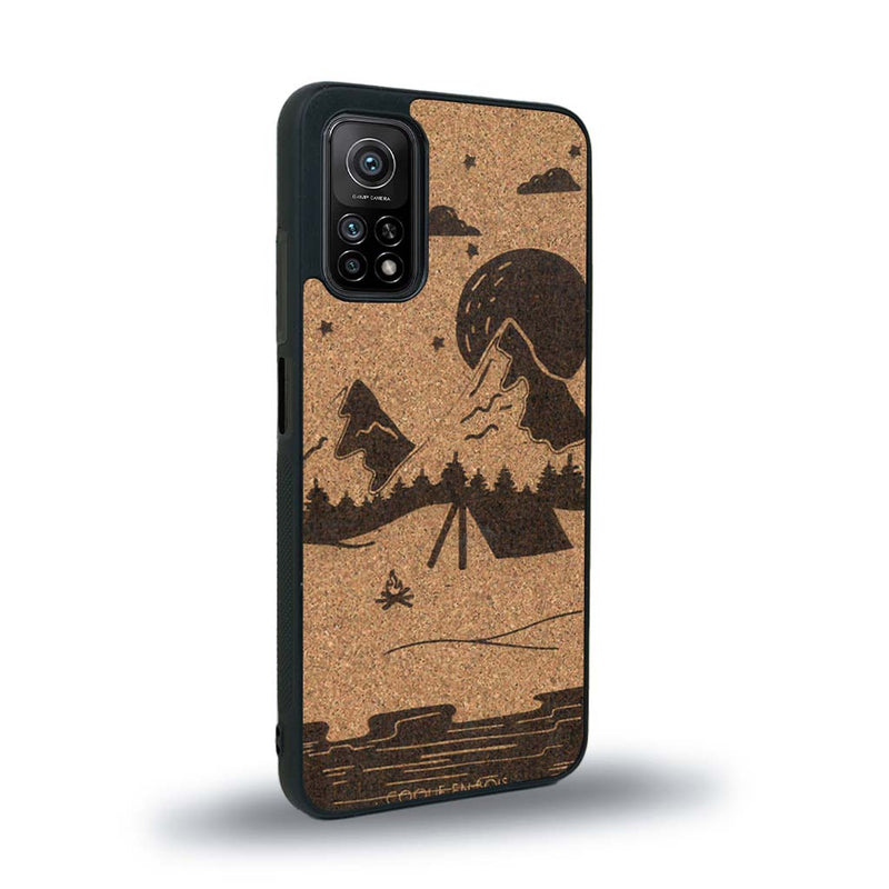 Coque de protection en bois véritable fabriquée en France pour Xiaomi Redmi Note 9T sur le thème du camping en pleine nature représentant une tente avec un feu de camp entouré de montagnes