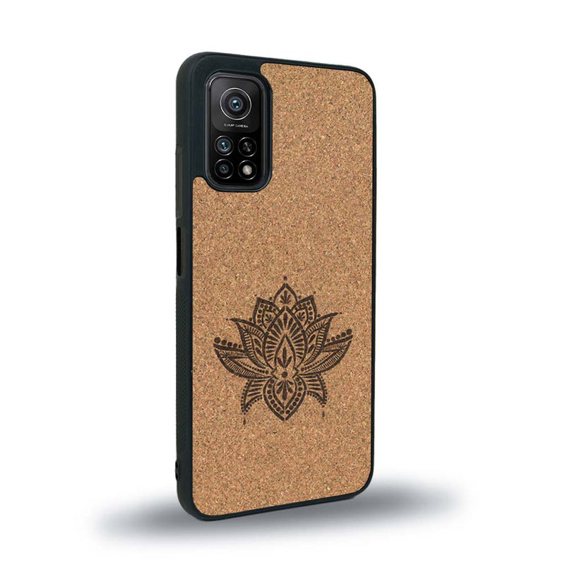 Coque de protection en bois véritable fabriquée en France pour Xiaomi Redmi Note 9T sur le thème de la nature et du yoga avec une gravure zen représentant une fleur de lotus