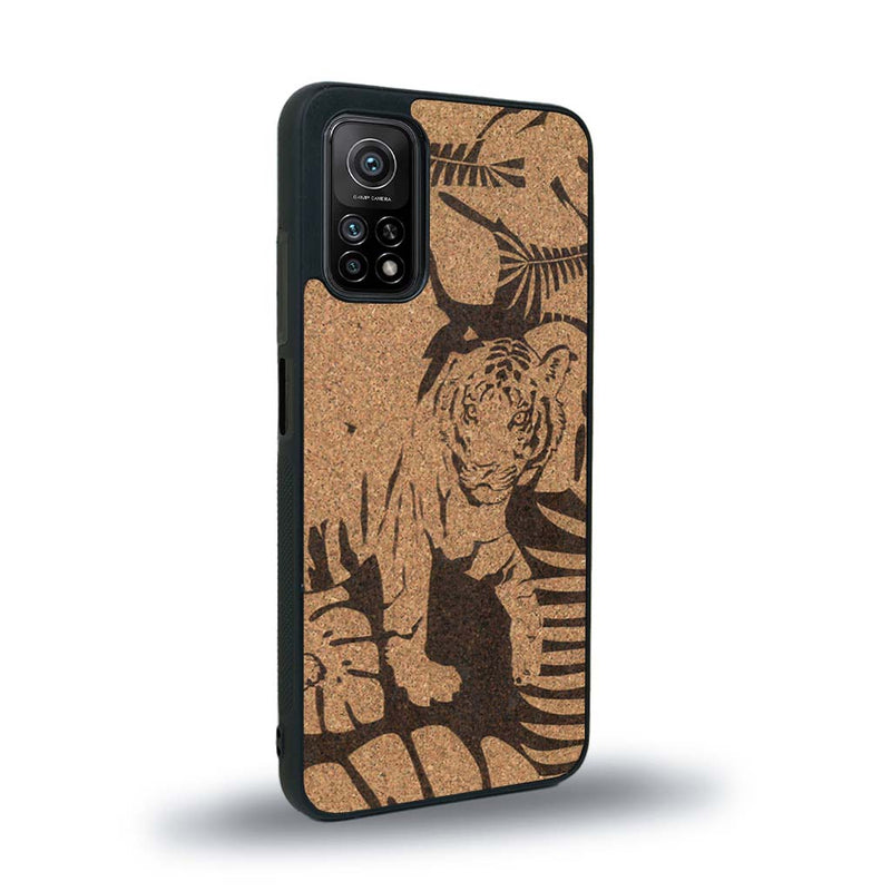 Coque de protection en bois véritable fabriquée en France pour Xiaomi Redmi Note 9T sur le thème de la nature et des animaux représentant un tigre dans la jungle entre des fougères