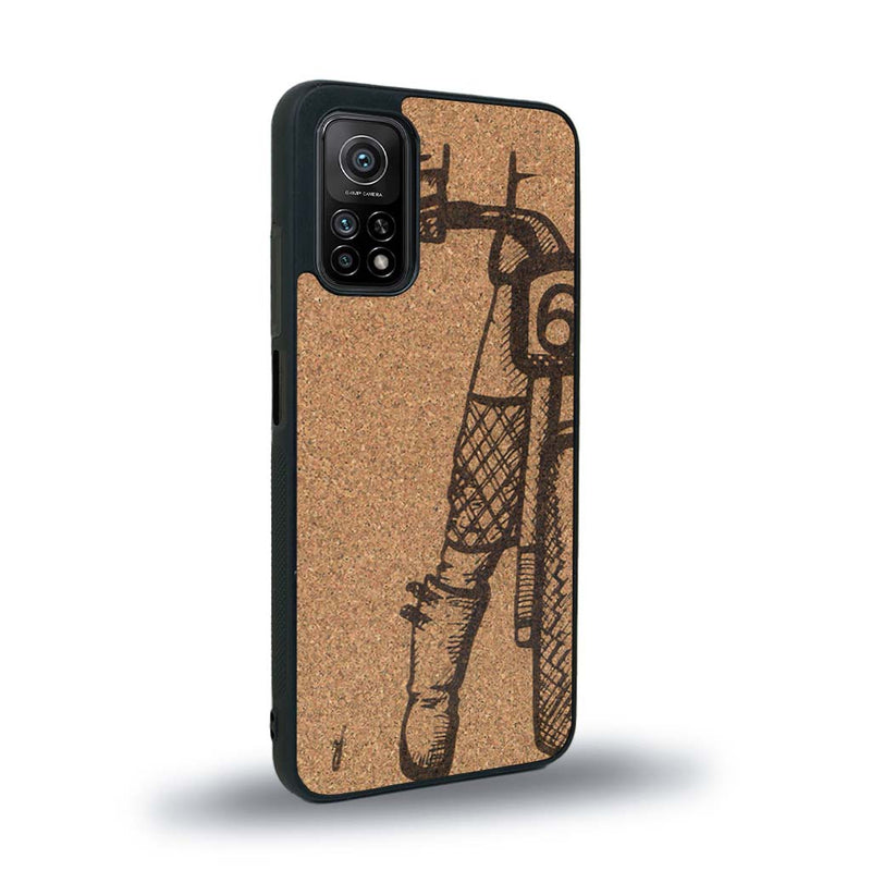 Coque de protection en bois véritable fabriquée en France pour Xiaomi Redmi Note 9T représentant une vue de face d'une femme sur une moto vintage dessinée à la main par l'artiste Maud Dabs